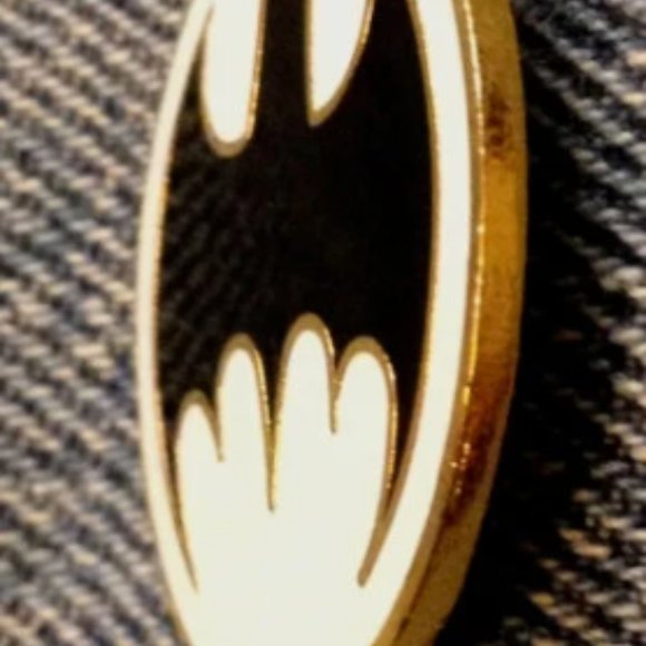 DC Comics Batman Pin ~ Gotham Police Spotlight Logo ~ Vintage 1988 Cloisonne - Picture 2 of 4